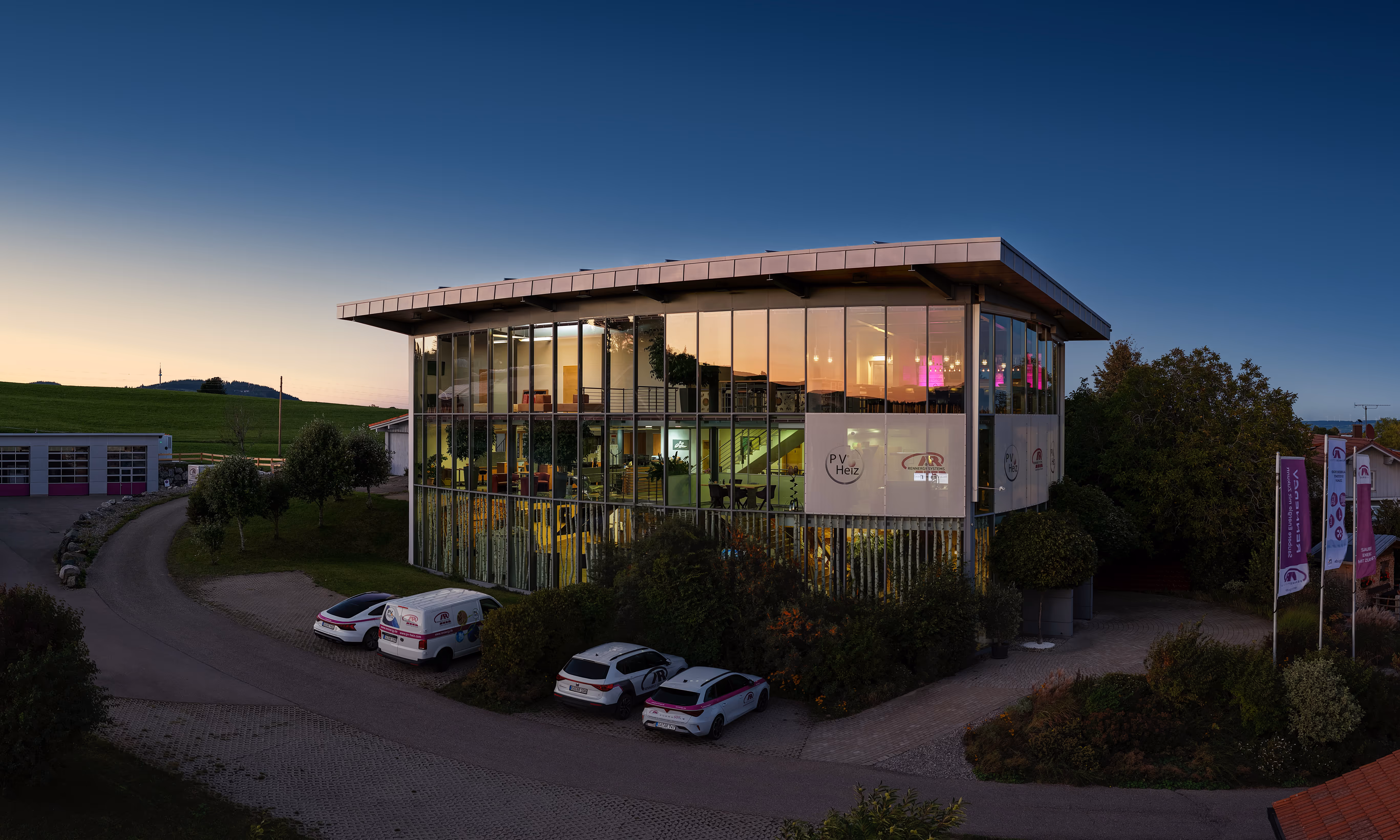 Rennergy Systems AG Firmengebäude in Buchenberg bei Sonnenuntergang