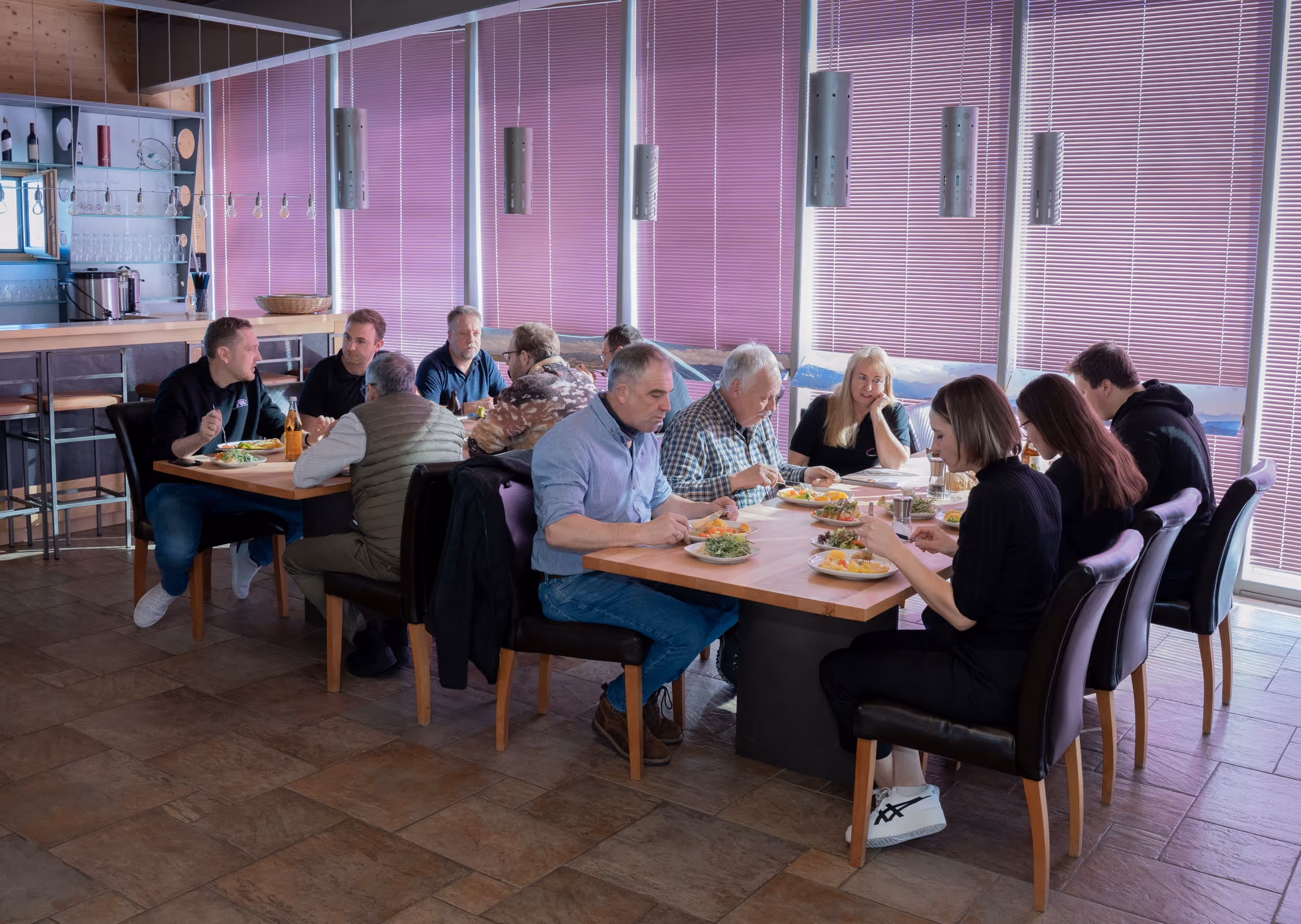 Rennergy Mitarbeiter beim gemeinsamen Mittagessen in Buchenberg