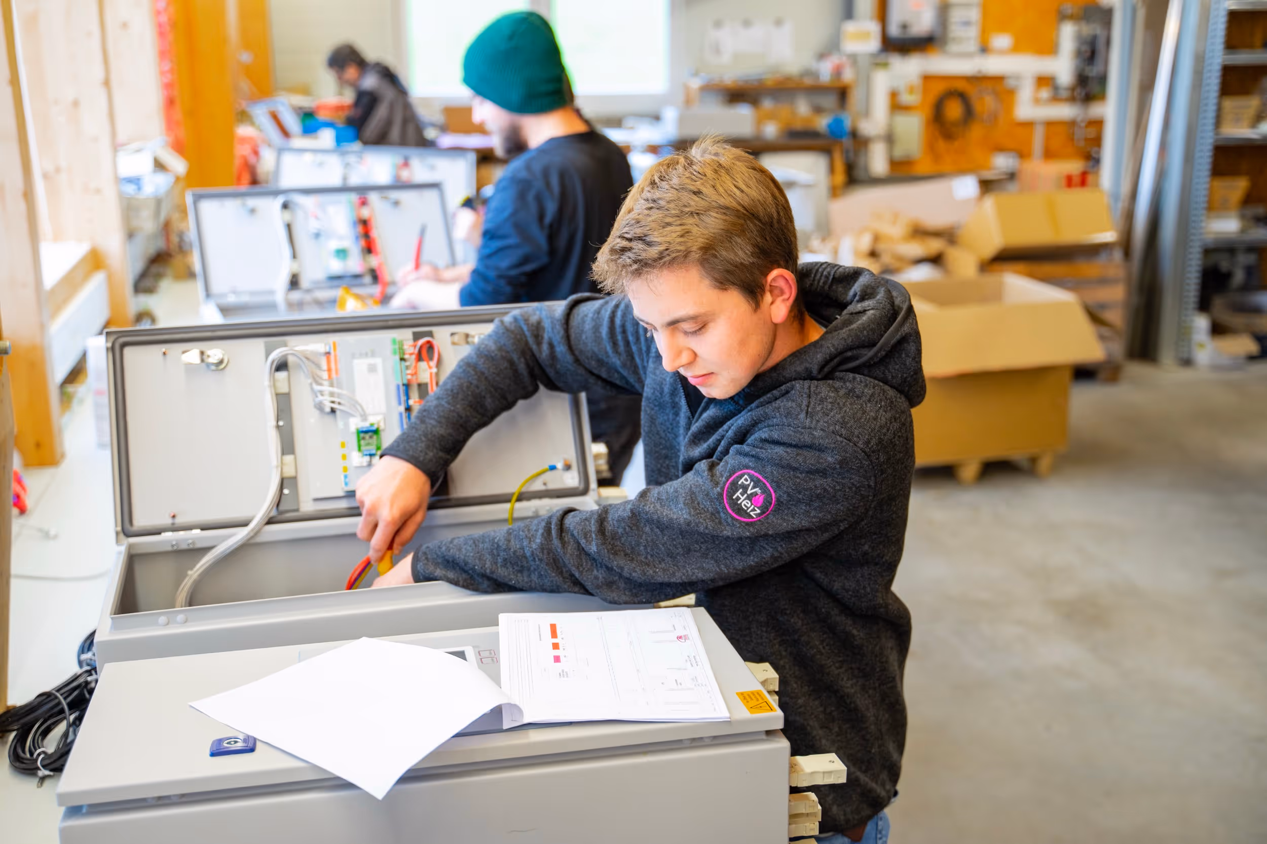 Auszubildender bei Rennergy in der Elektrotechnik-Werkstatt