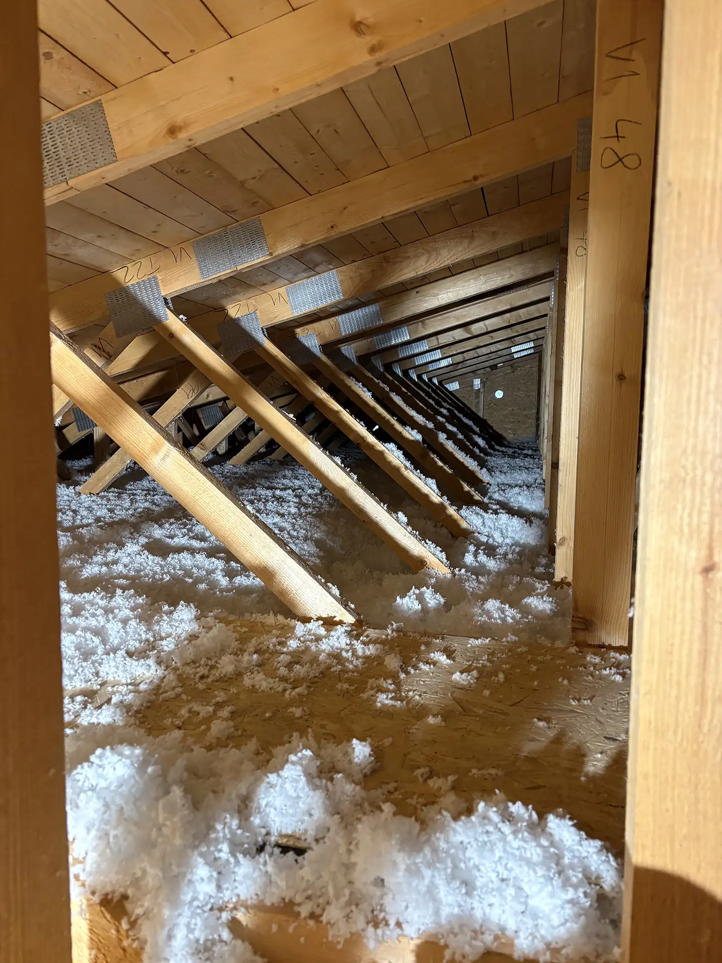Pohled do půdy dřevěné střechy s izolací Supafil Loft