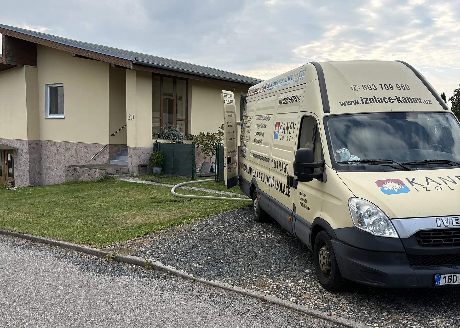 Dodávka firmy Izolace Kanev zaparkovaná vedle rodinného domu