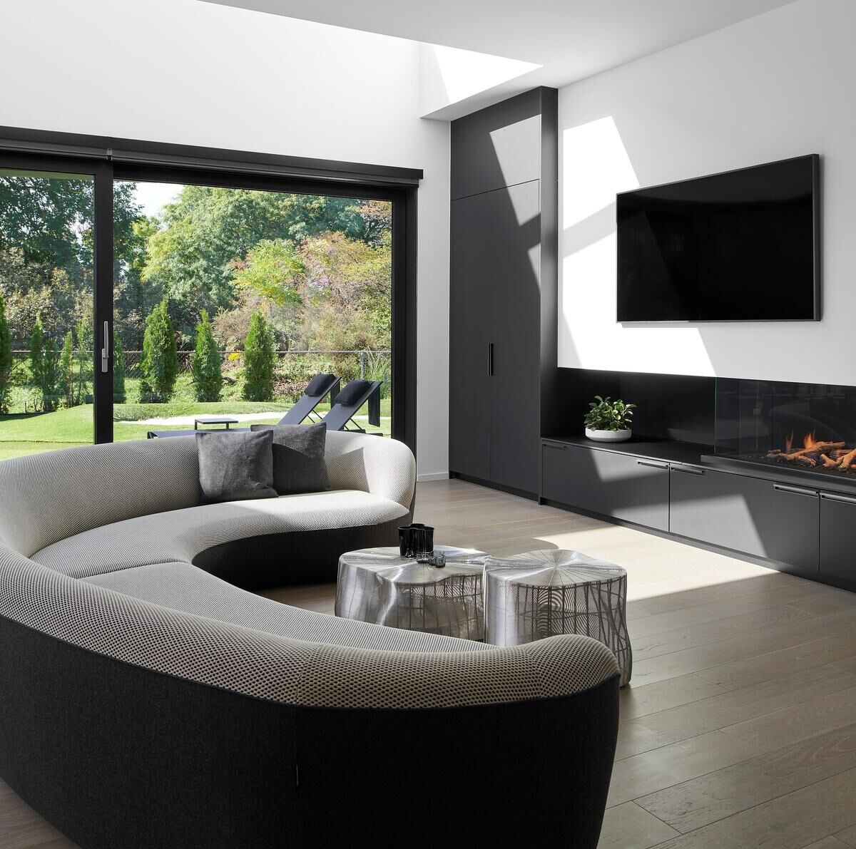 A sun-filled sanctuary in Oakville with a backyard putting green