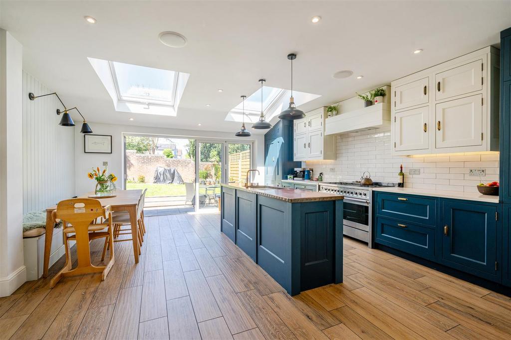 Victoria Road, Berkhamsted 3 bed semi-detached house for sale - £800,000