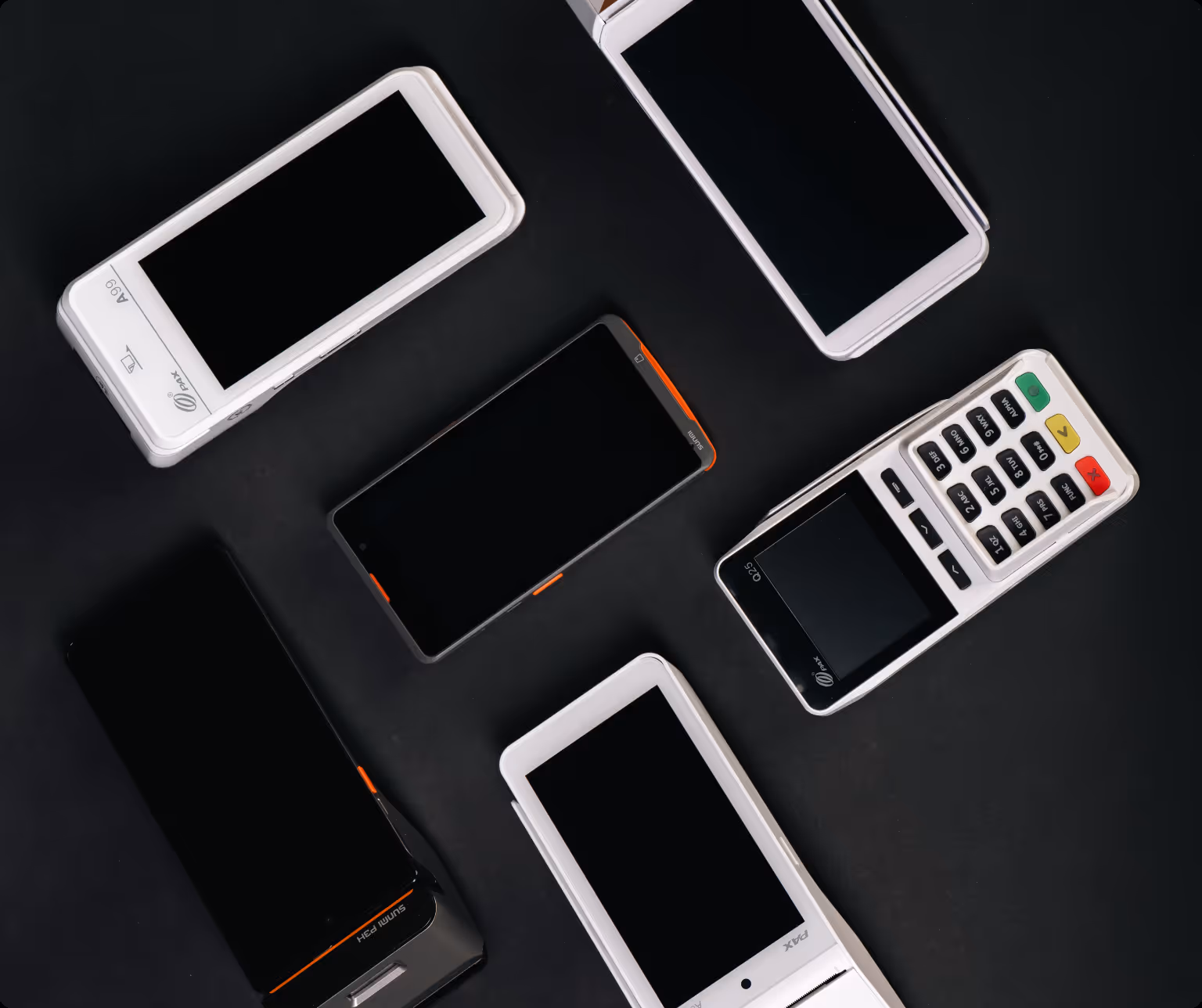 Six terminaux de paiement électroniques noirs et blancs alignés sur un fond noir.