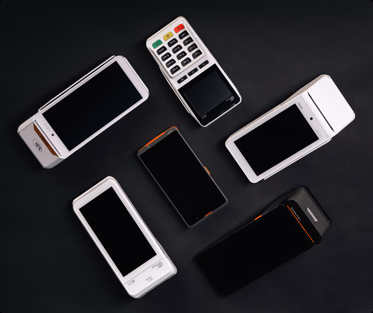 Six terminaux de paiement électronique variés sur une surface noire.