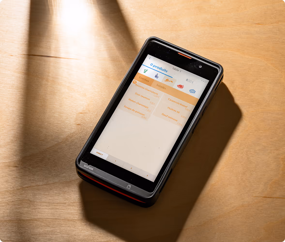 Terminal de commande tactile pour restaurant affichant un menu avec entrées, salades, et plats à choisir.