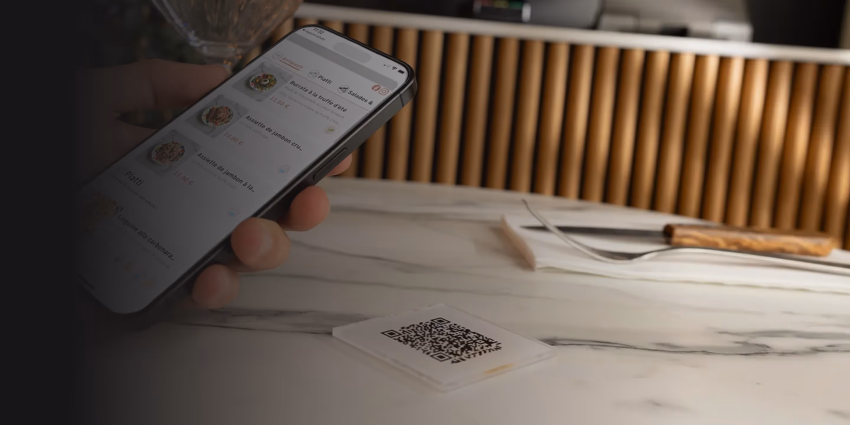 table de restaurant avec QR code à scanner pour accéder au menu digital