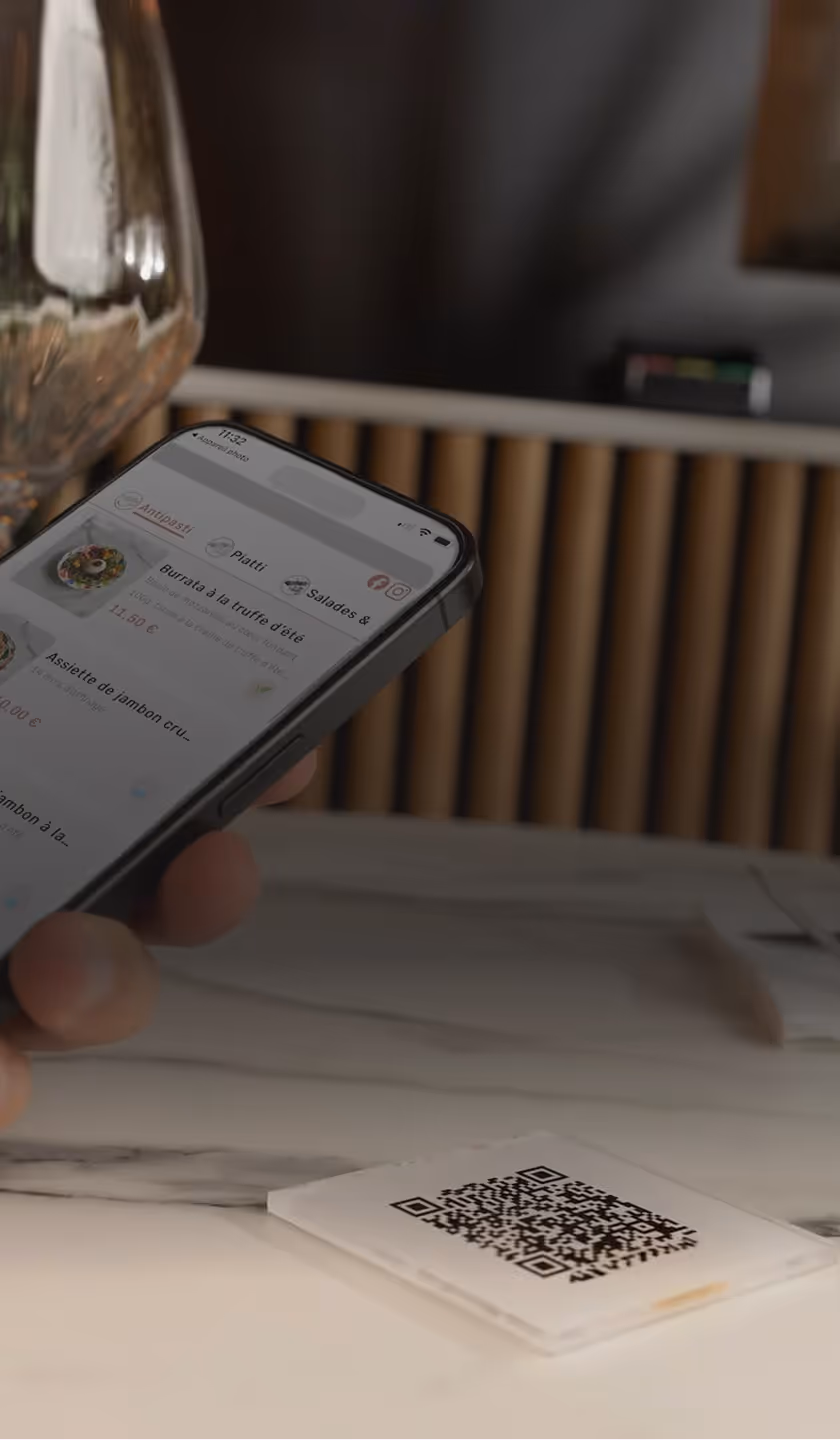 table de restaurant avec QR code à scanner pour accéder au menu digital