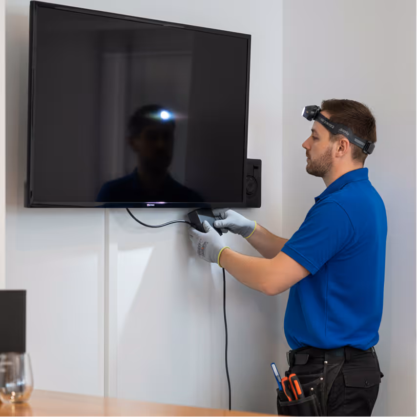 installation par un technicien d'un écran pour affichage dynamique