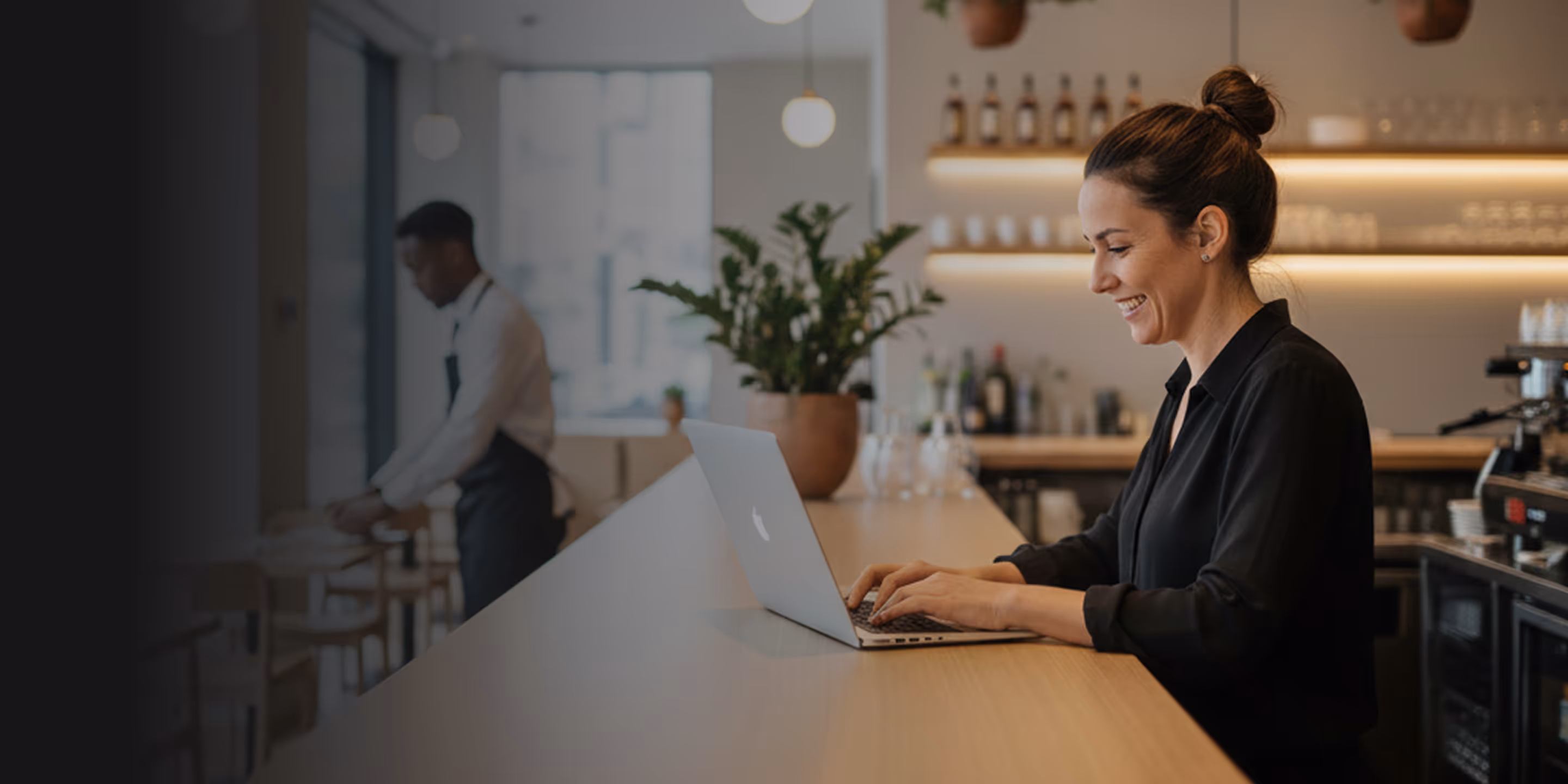 commerçante satisfaite de ses solutions de gestion Haxe direct