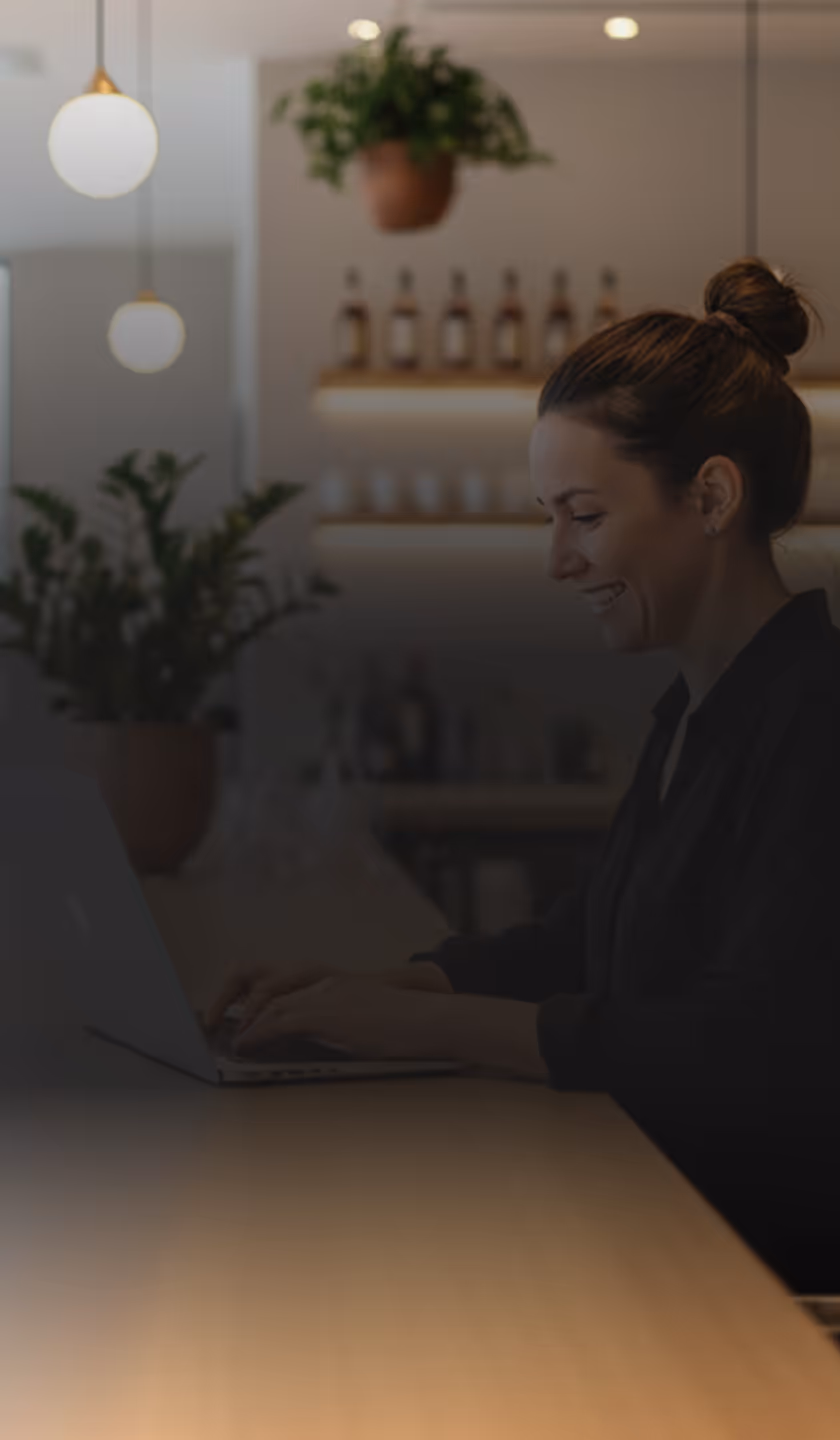 commerçante satisfaite de ses solutions de gestion Haxe direct