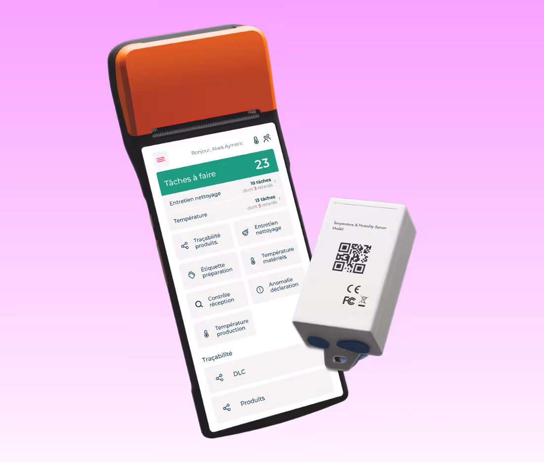 Un appareil portable avec un écran affichant une application de suivi HACCP simplifiée et un capteur de température et d'humidité avec un code QR sur fond rose dégradé.