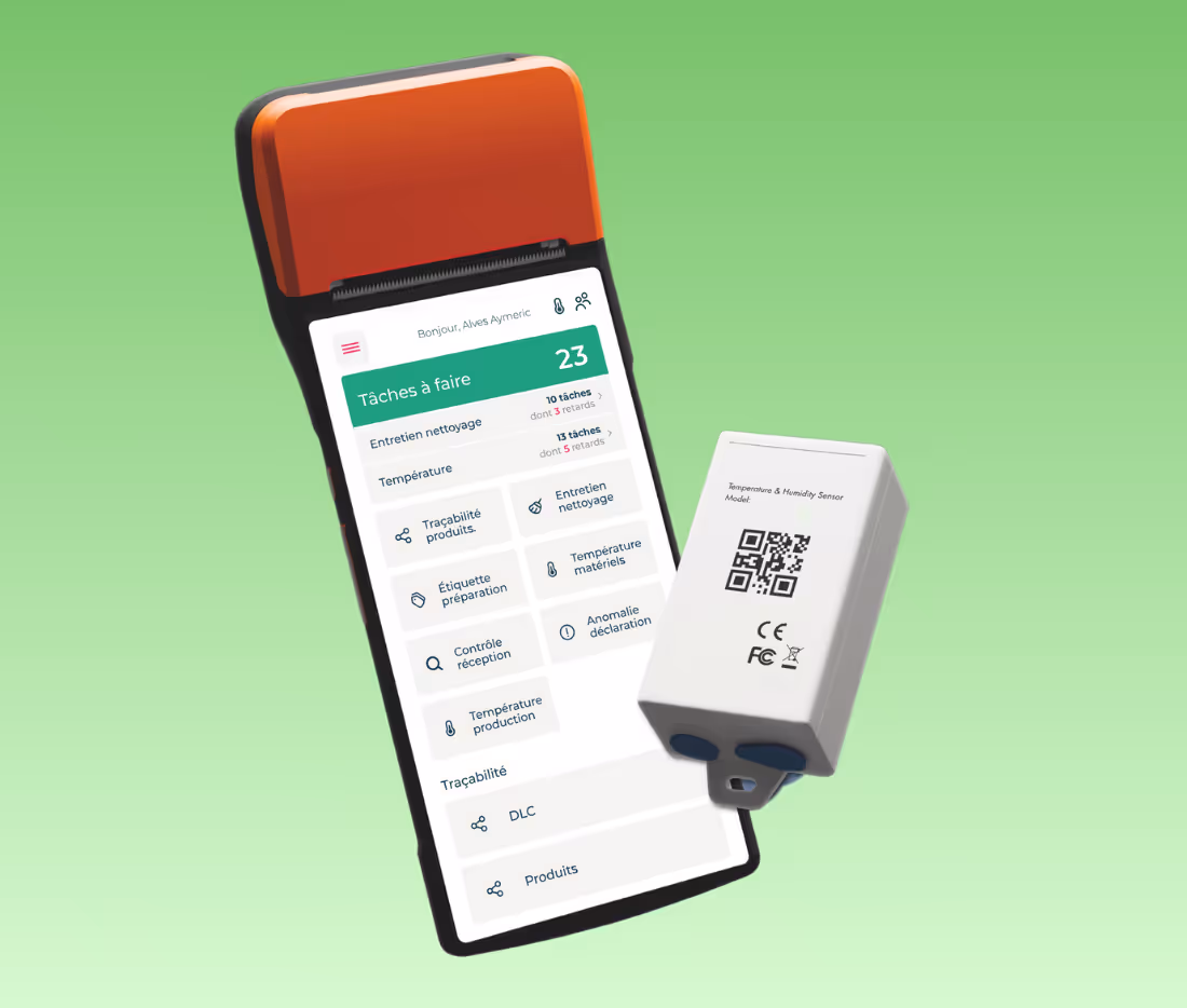 Dispositif électronique avec écran affichant une application de gestion des tâches HACCP et capteur de température et humidité blanc à côté sur fond vert.