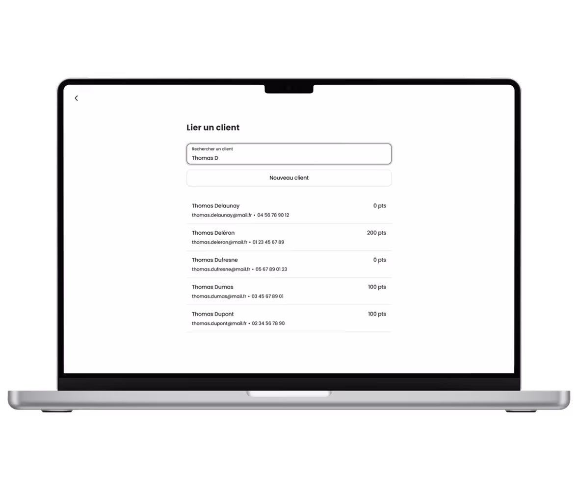 Écran d'ordinateur portable affichant une interface pour lier un client avec une recherche par nom, liste de clients avec emails, numéros de téléphone et points de fidélité.