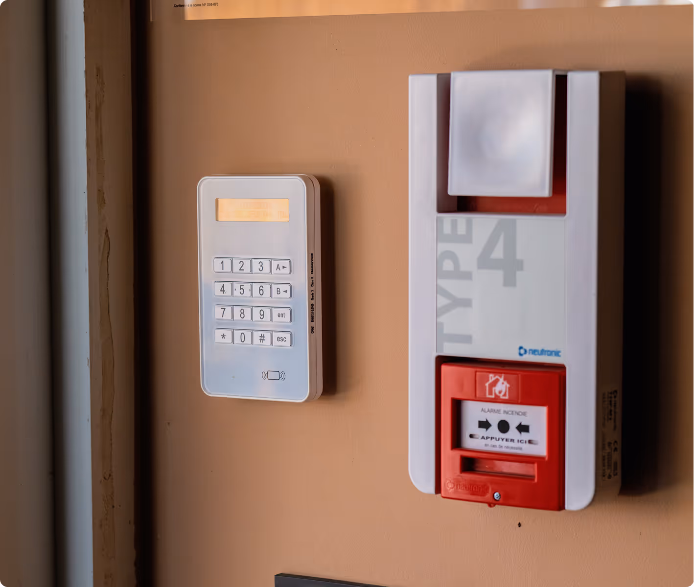 Sytème d'alarme connecté pour assurer la protection des employés et des clients d'un commerce