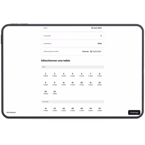 Interface de réservation montrant la date, le nombre de couverts, créneau horaire 19:00, client Thomas, et options pour sélectionner une table avec nombre de sièges par table, boutons réinitialiser et continuer.