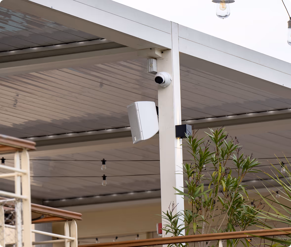 Sur la terrasse d'un commerce type restaurant bar, un système de sécurité et vidéoprotection grâce à des caméras assure la protection du lieu