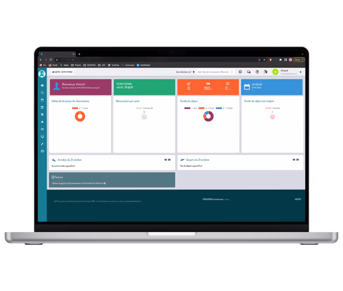 Ordinateur portable affichant un tableau de bord de logiciel de gestion hôtelière avec statistiques de réservations, durée de séjour et arrivées départs.