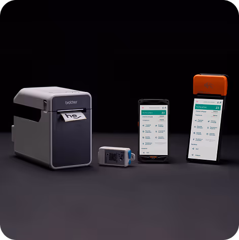 Imprimante d'étiquettes Brother avec une étiquette imprimée et trois appareils numériques affichant des applications sur fond noir.