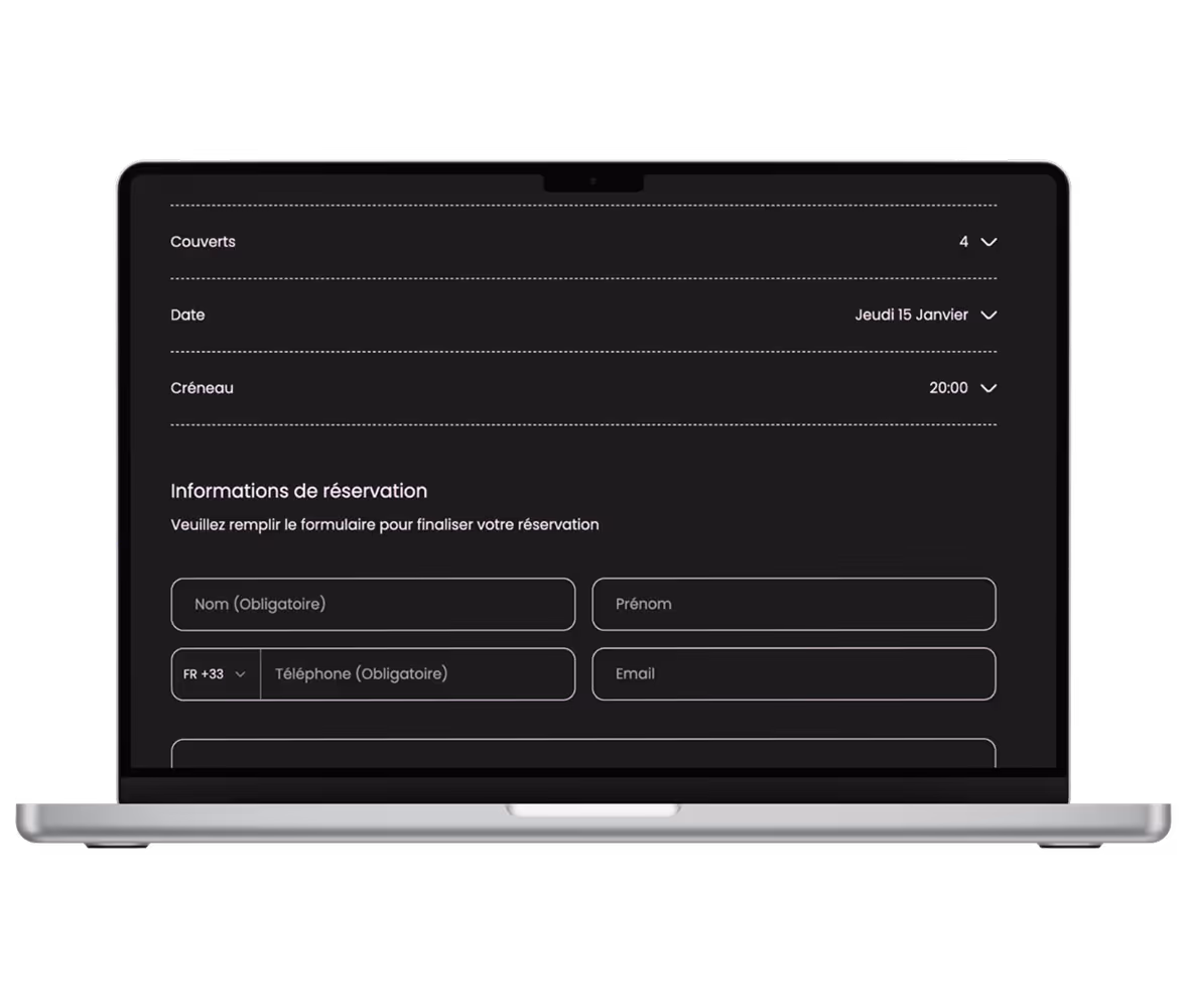 Formulaire de réservation Popina Booking affiché sur un ordinateur portable avec des champs pour couverts, date, créneau horaire, nom, prénom, téléphone et email.