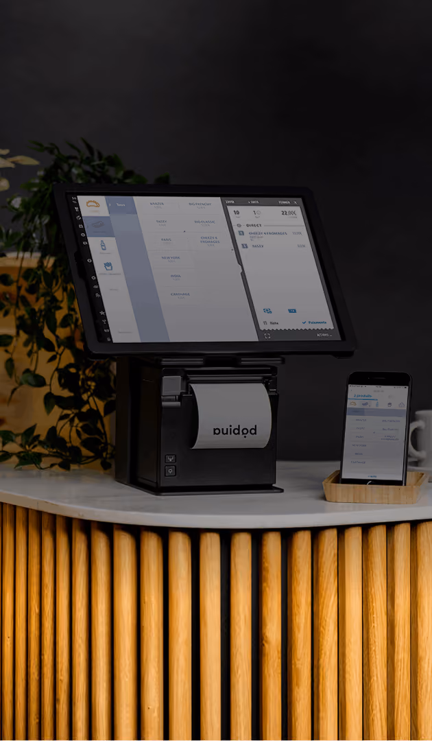 Caisse enregistreuse à Béziers moderne avec écran tactile et imprimante sur comptoir en bois clair.
