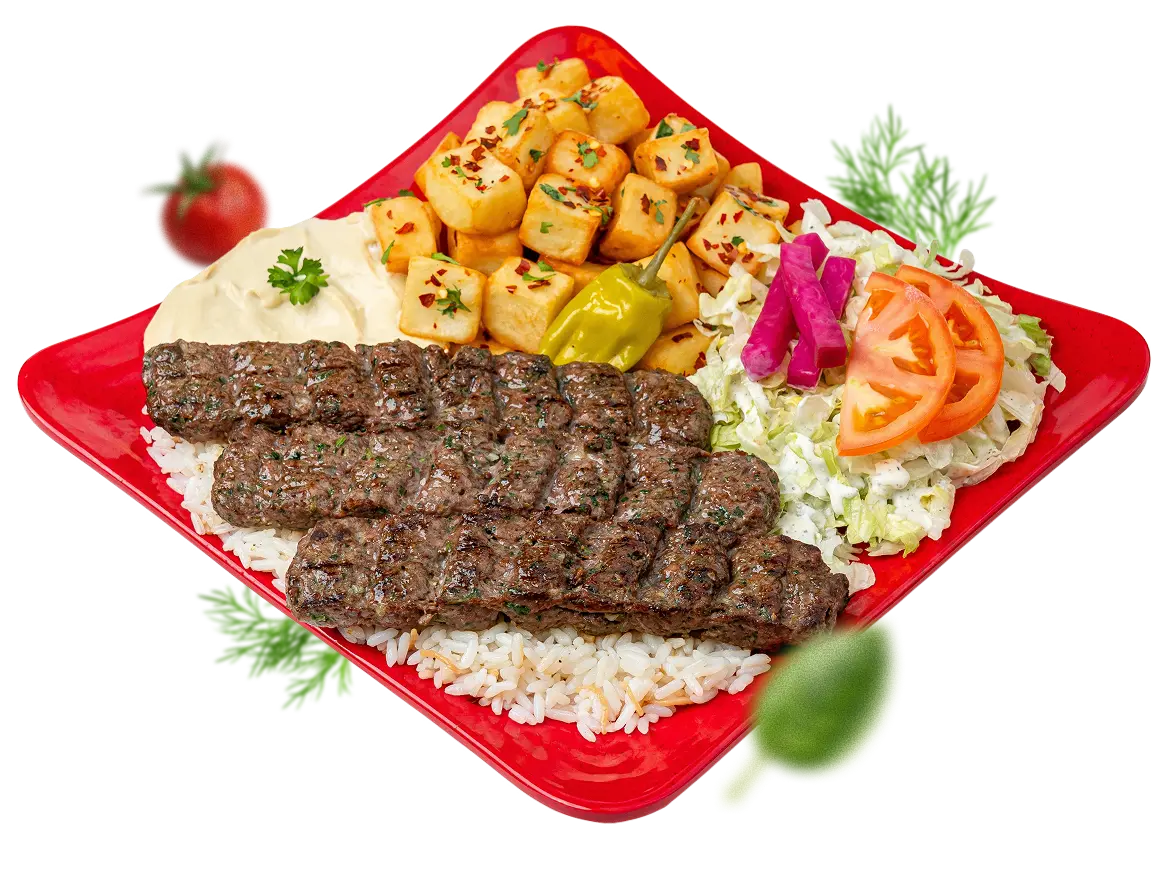 Assiette de kafta grillée avec riz, salade et pain libanais frais