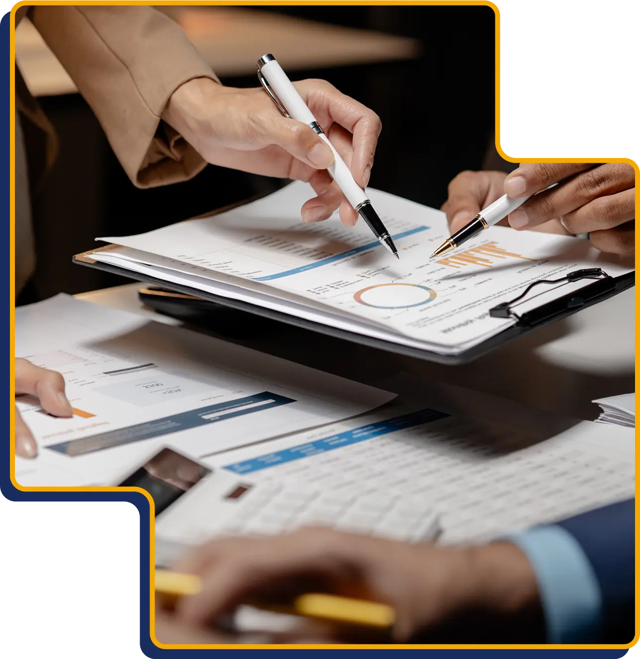 Två personer som granskar rapporter och statistik, som representerar redovisning och rådgivning.