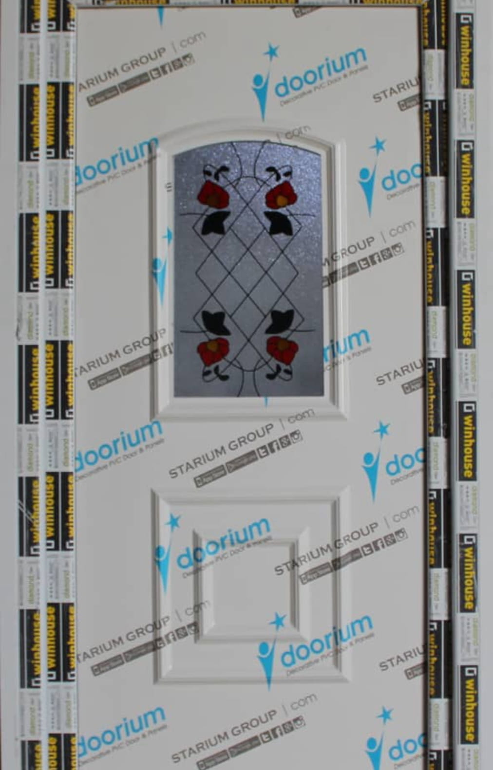 باب أبيض wpc مع نافذة مقوسة من الزجاج الملون تتميز بنمط هندسي وأزهار حمراء.