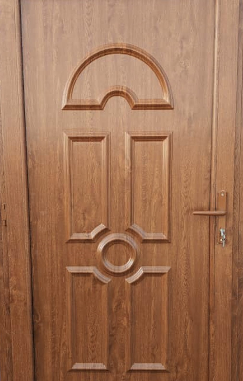 باب خشبي wpc بني اللون مع ألواح منحوتة مزخرفة ومقبض بسيط مع مفتاح مدمج.