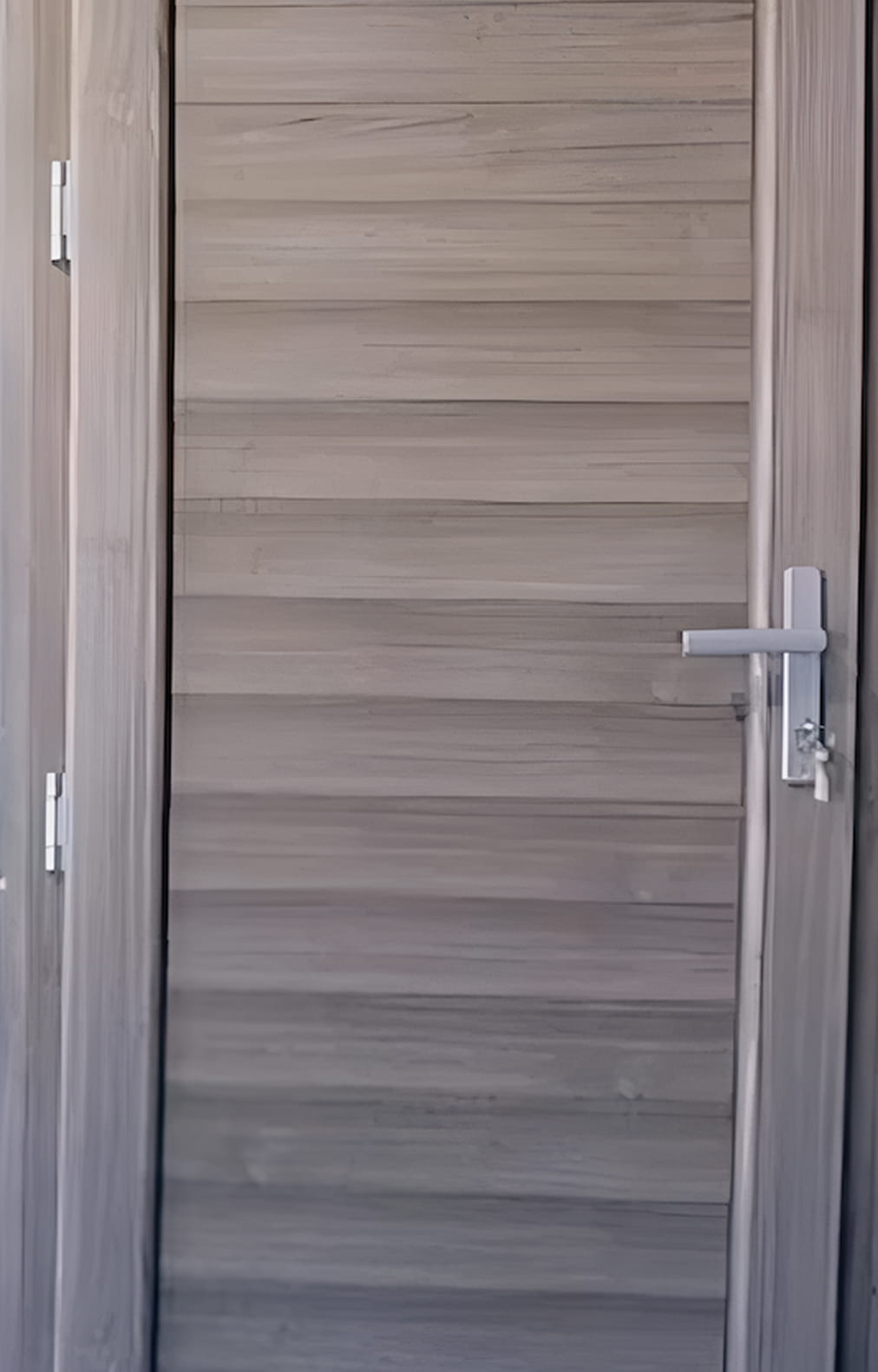 باب خشبي wpc مغلق بألواح أفقية ومقبض فضي على الجانب الأيمن.