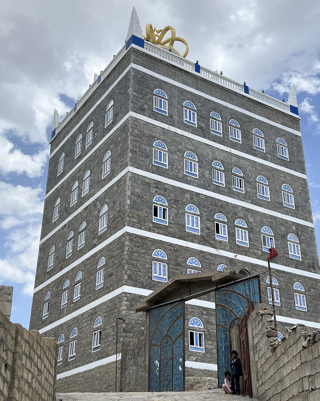 نوافذ UPVC مثبتة في واجهة مبنى سكني لتحمل الظروف المناخي