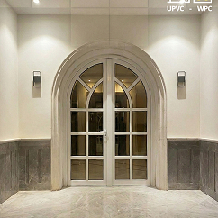 • باب WPC بتصميم خشبي أنيق يجمع بين المظهر الطبيعي والمتانة العالي