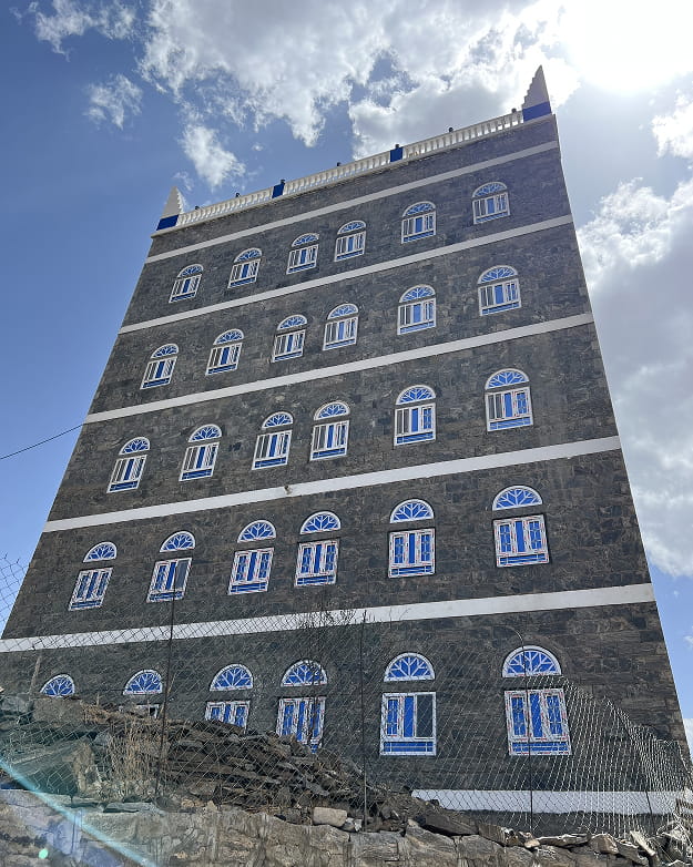 	واجهة مبنى خارجي بنوافذ UPVC ثابتة الشكل والأدا