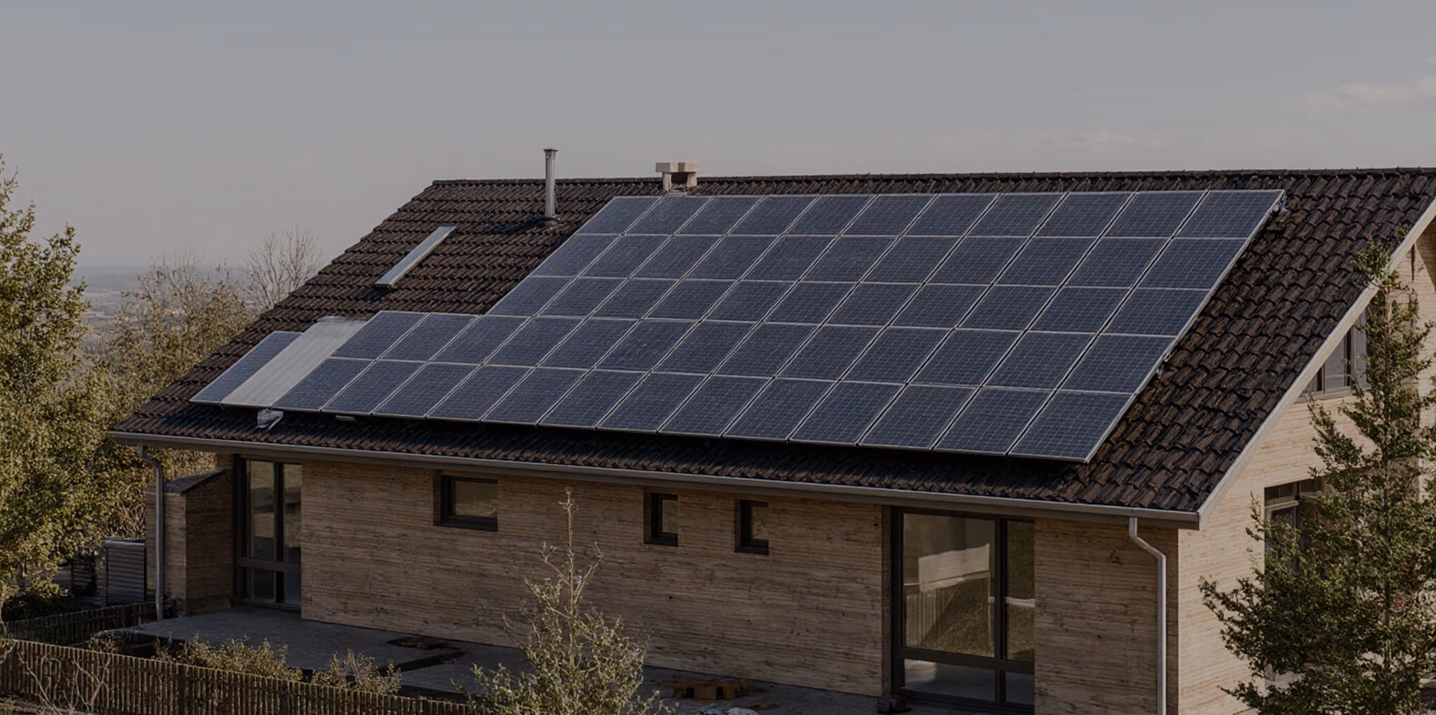 photo d'une maison avec des panneaux solaire