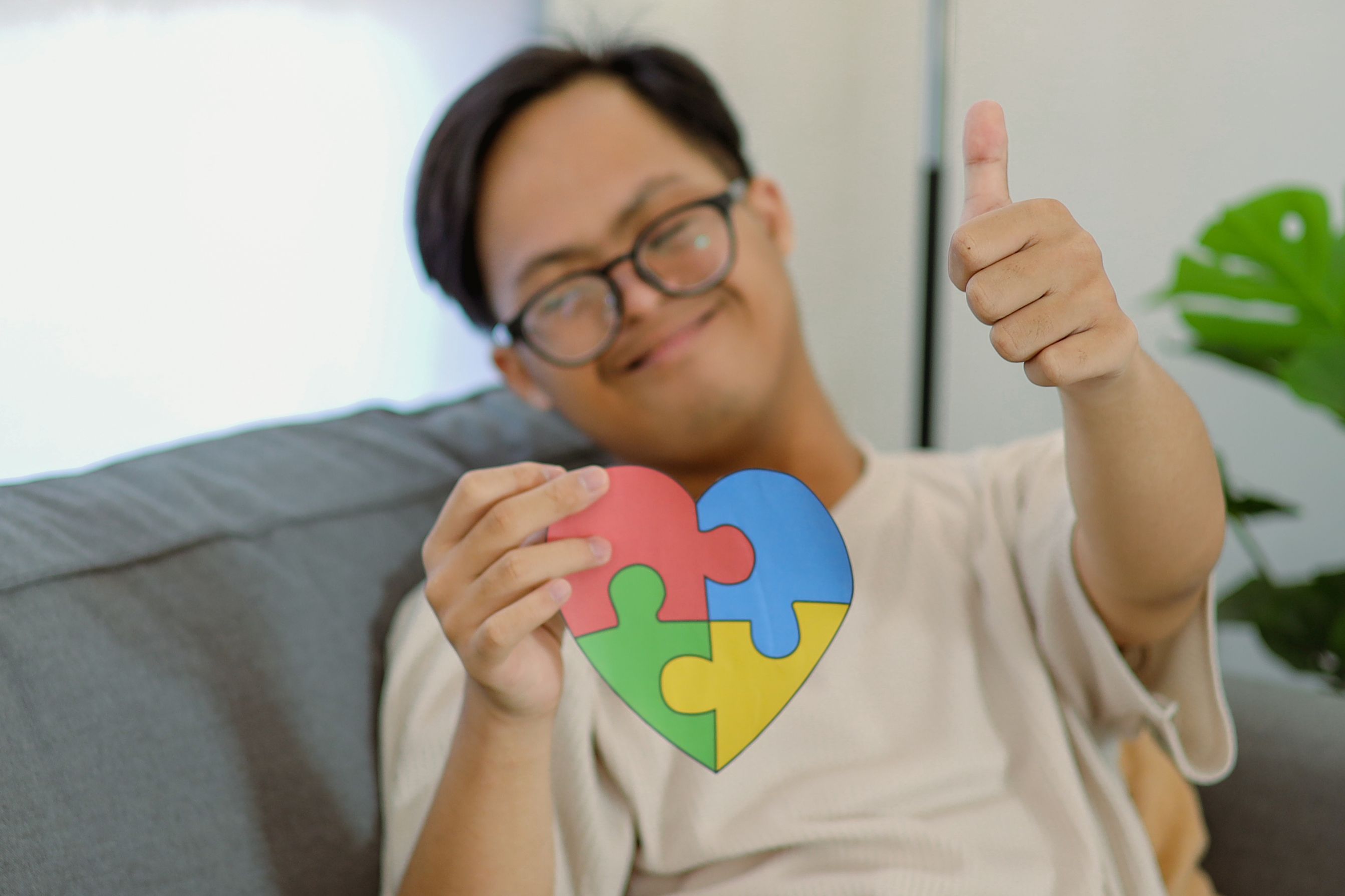 Person mit Continova Logo aus Papier. Zeigt einen Daumen nach oben