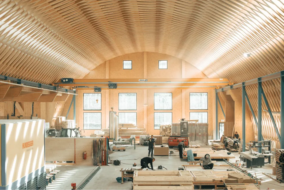 Produktionshalle eines Holzverarbeitungsbetriebs. Vorbereitung der Hölzer für die Holzbau. Caroline Wolf Immobilien