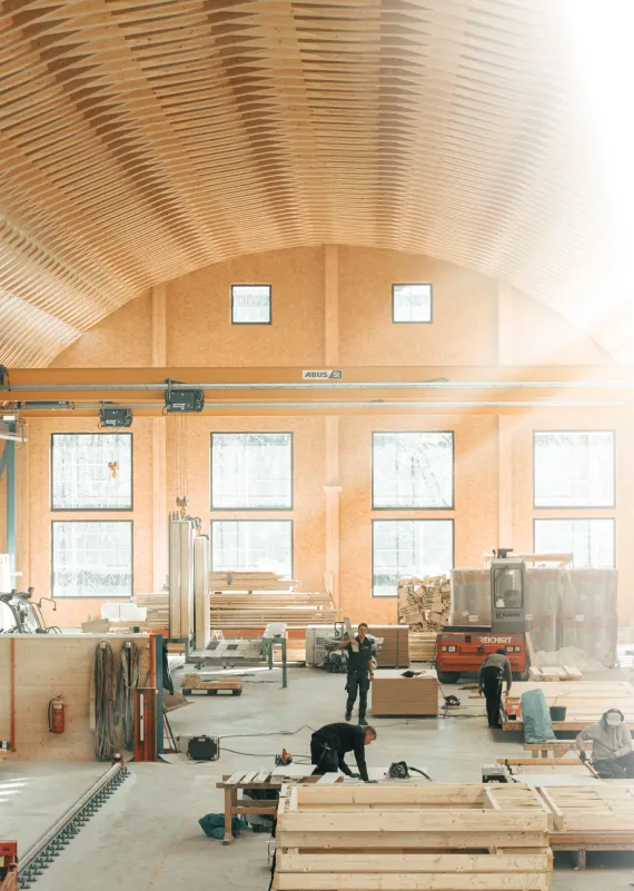 Produktionshalle eines Holzbetriebes. Vorbereitung für die Verarbeitung der Hölzer für den Holzbau.