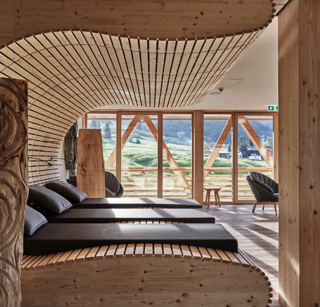 Saunabereich eines Gebäudes in Holzbauweise mit eleganter Inneneinrichtung auch im Holzbau-Stil. Caroline Wolf Immobilien