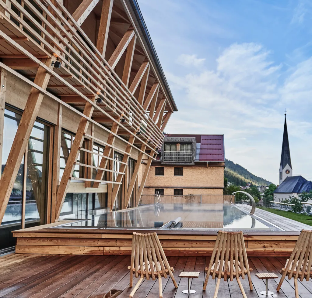 Fassade eines Gebäudes in Holzbauweise. Caroline Wolf Immobilien