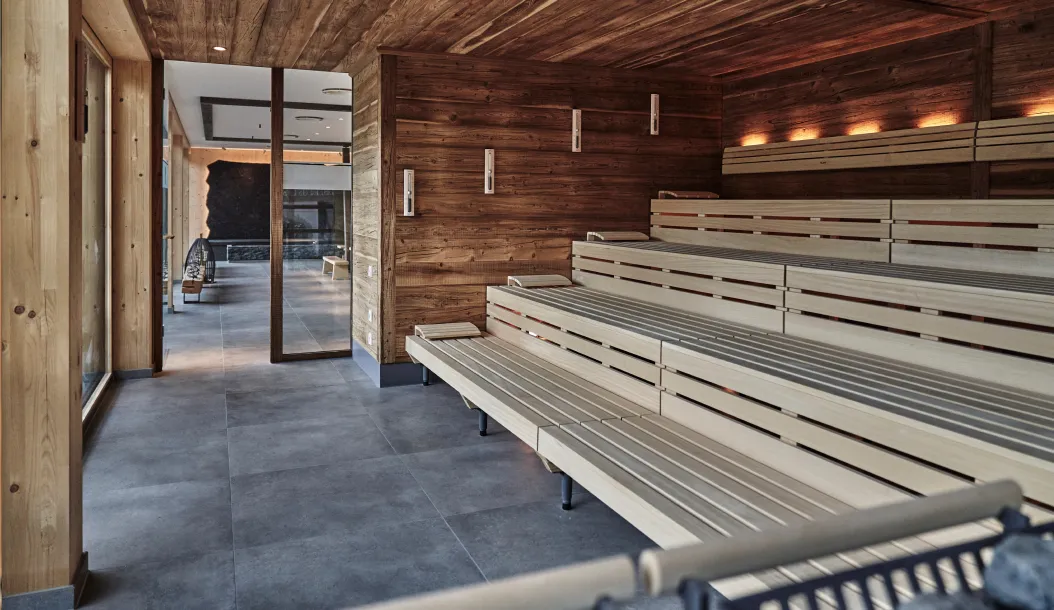 Saunalandschaft des Hotels in Holzbauweise. Caroline Wolf Immobilien