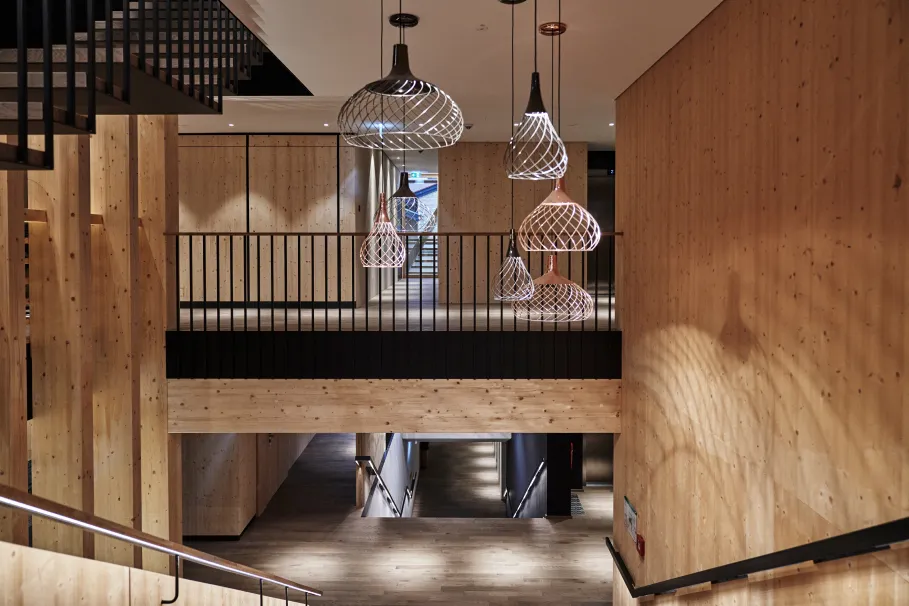 Foyer eines Hotels in Holzbauweise. Caroline Wolf Immobilien