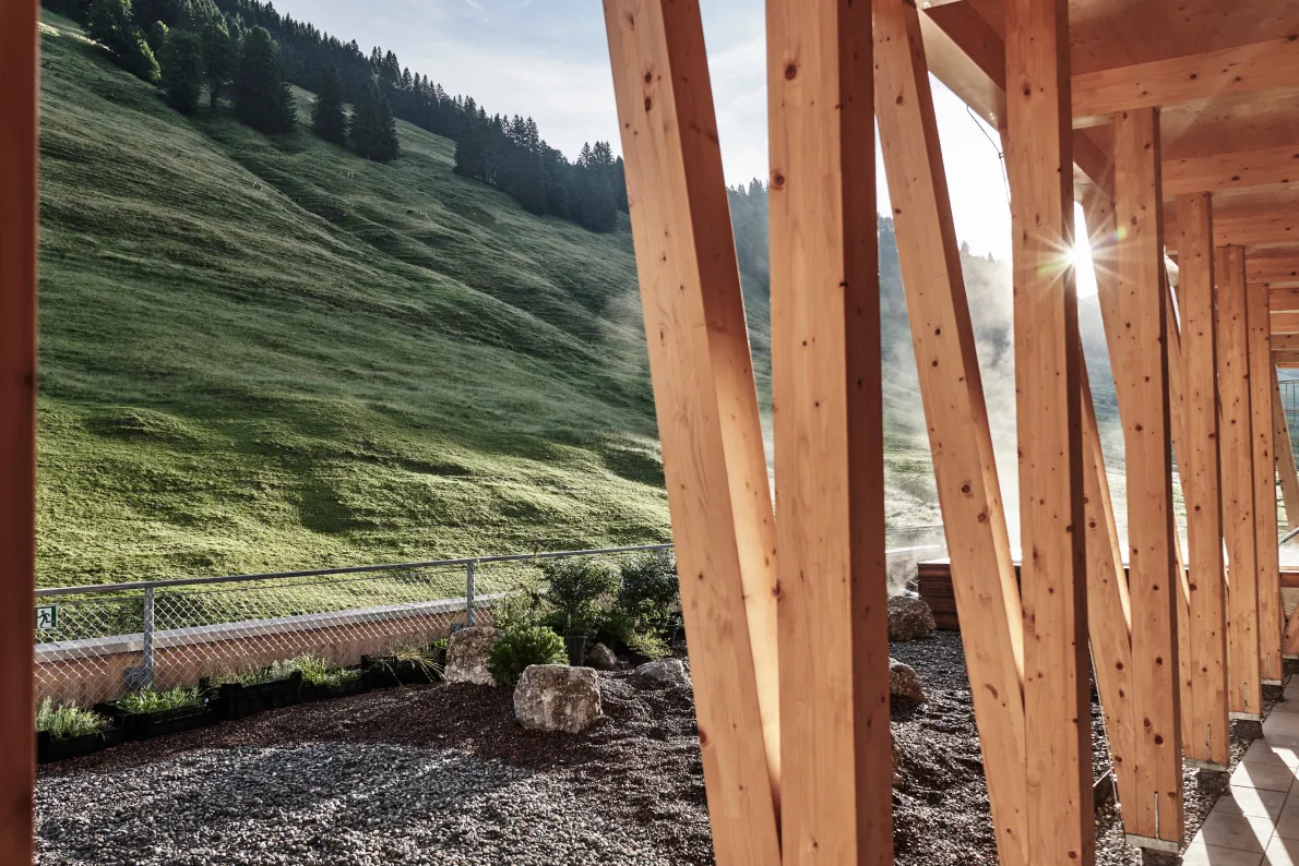 Pfosten eines Holzbau-Gebäudes. Caroline Wolf Immobilien