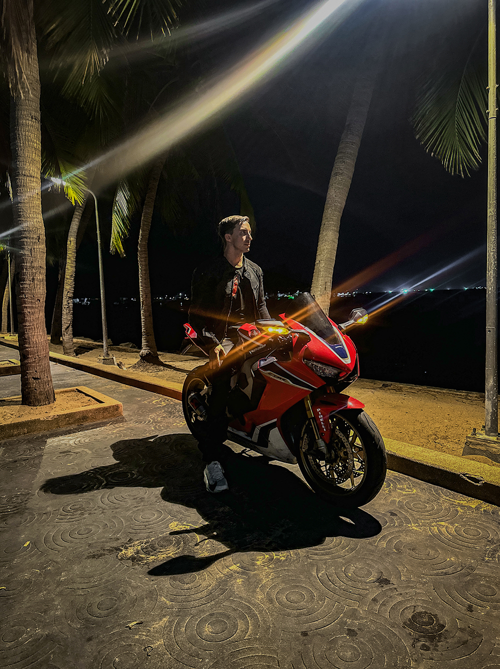 Kirjanpitäjä Mikke Hernetkoski moottoripyörän selässä – joustavaa ja modernia taloushallintoa sekä verosuunnittelua yrittäjiltä yrittäjille.