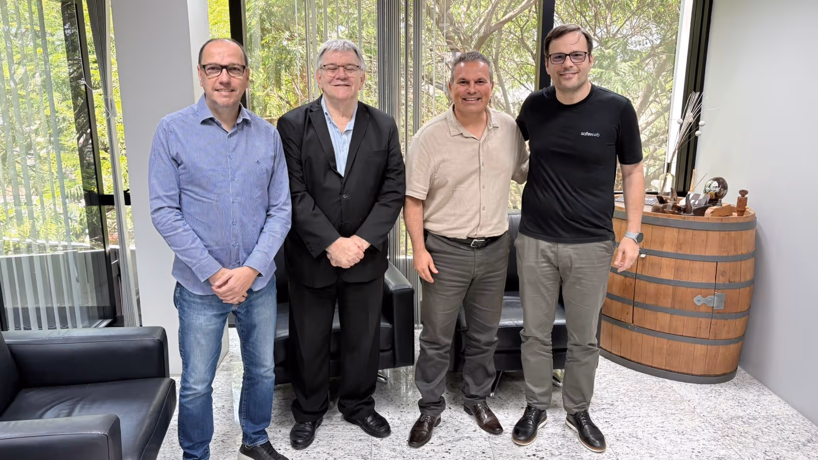 Legenda da imagem: Representantes celebram Certificação. Da esquerda para a direita: Luciano Scheme - Diretor Nacional de Vendas; Luiz Carlos Zancanella - Presidente do Conselho Safepar; Ceo da Safeweb - Daniel Fabre e Dr. Alexandre Tavares - CEO da South 