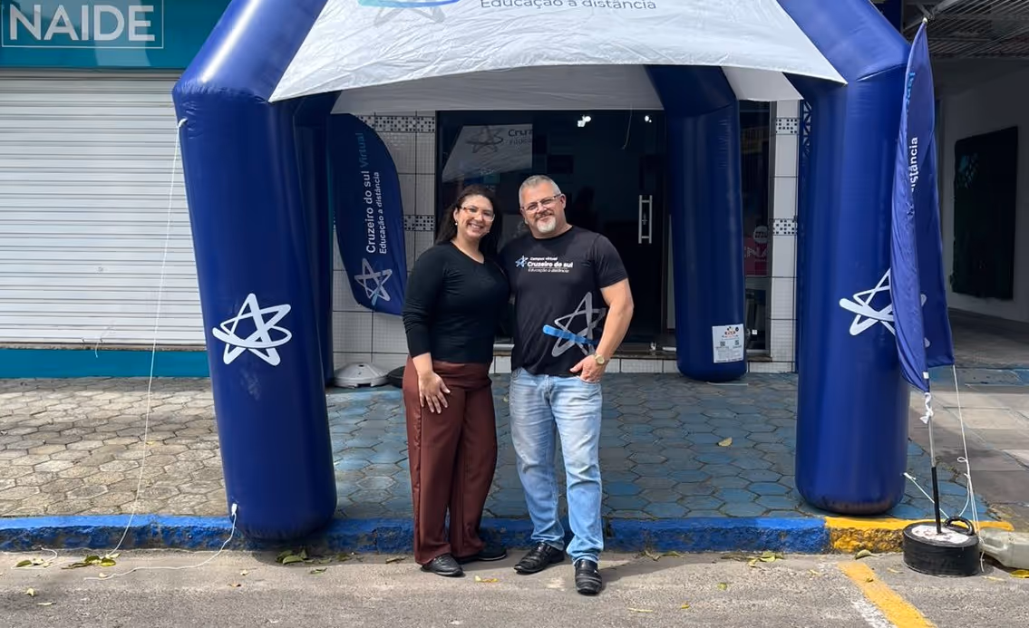 (Legenda da foto: Sócios *inserir nomes completos* (da esquerda para a direita) celebram vanguarda entre instituições de ensino na cidade