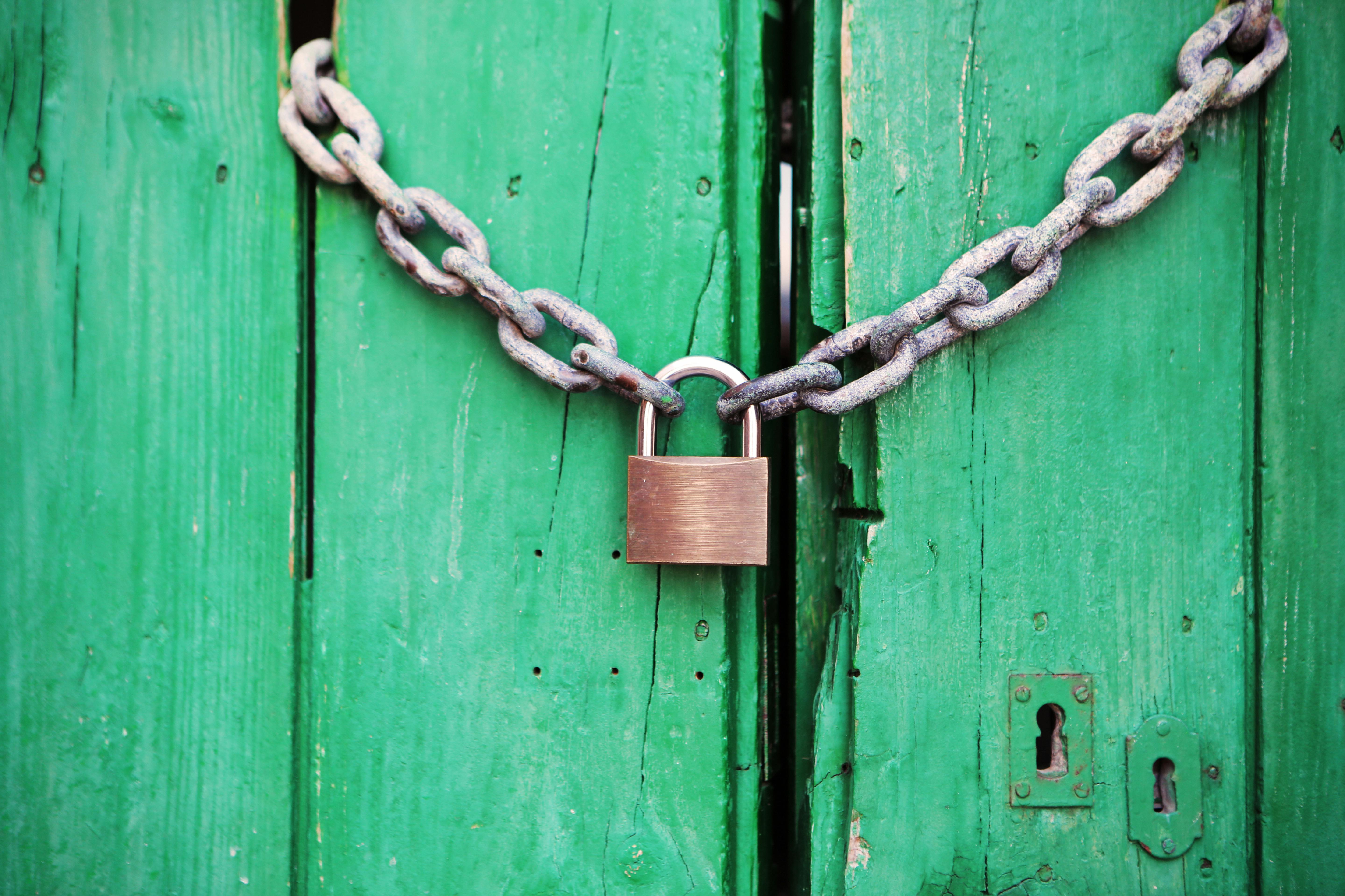 Cadenas métallique et chaîne symbolisant la garantie fiscale