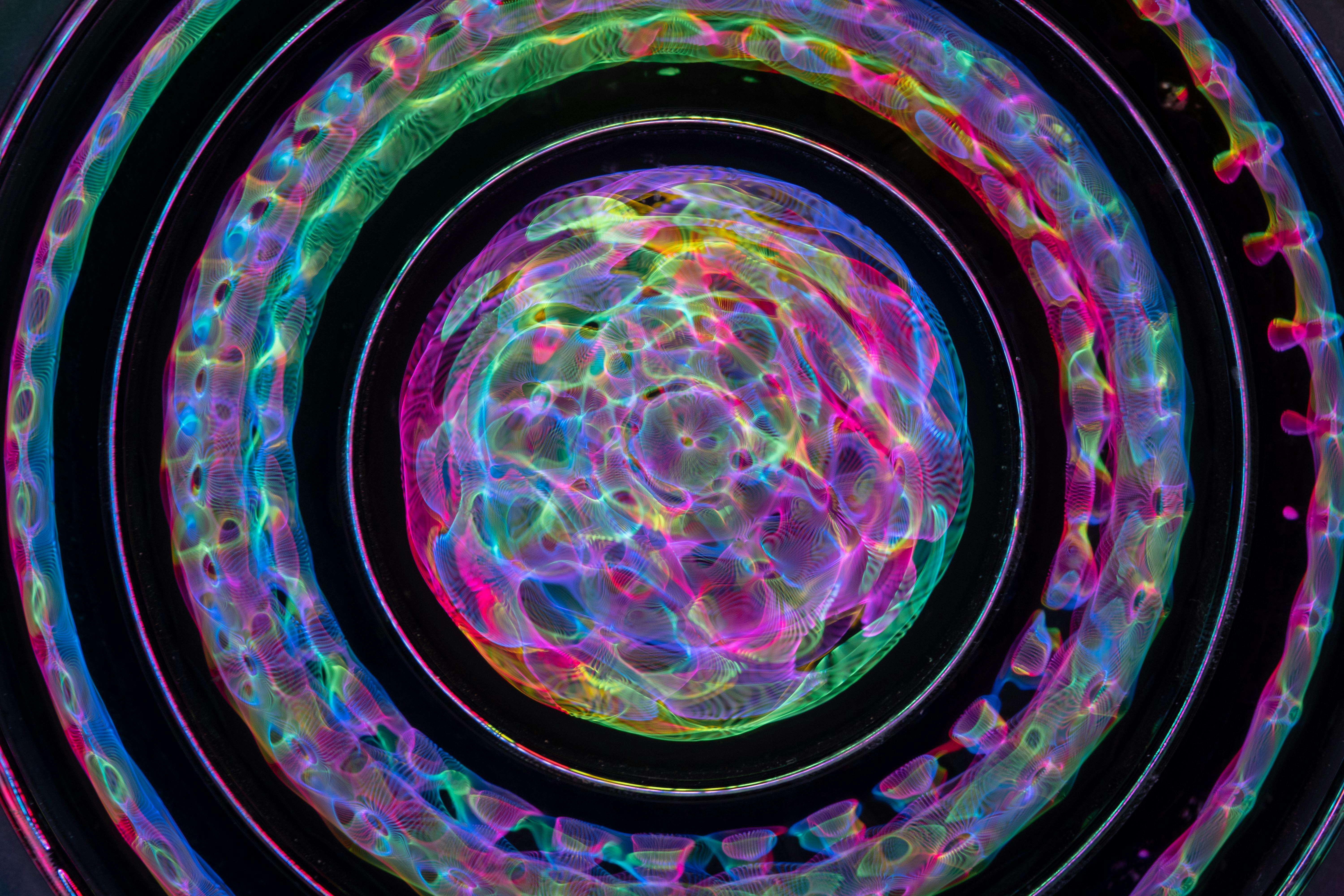 Cercles concéntriques colorés sur fond sombre, métaphore de la répartition par quote-parts de la prime de partage de la valeur
