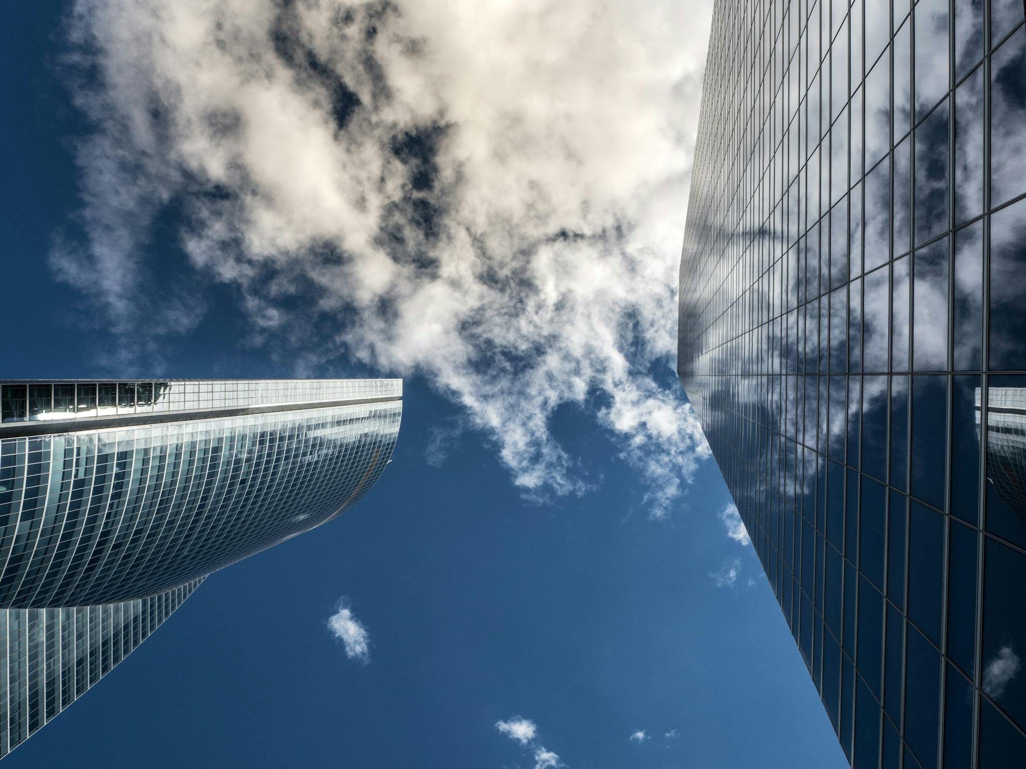 Vue en contre-plongée de gratte-ciels sous un ciel bleu
