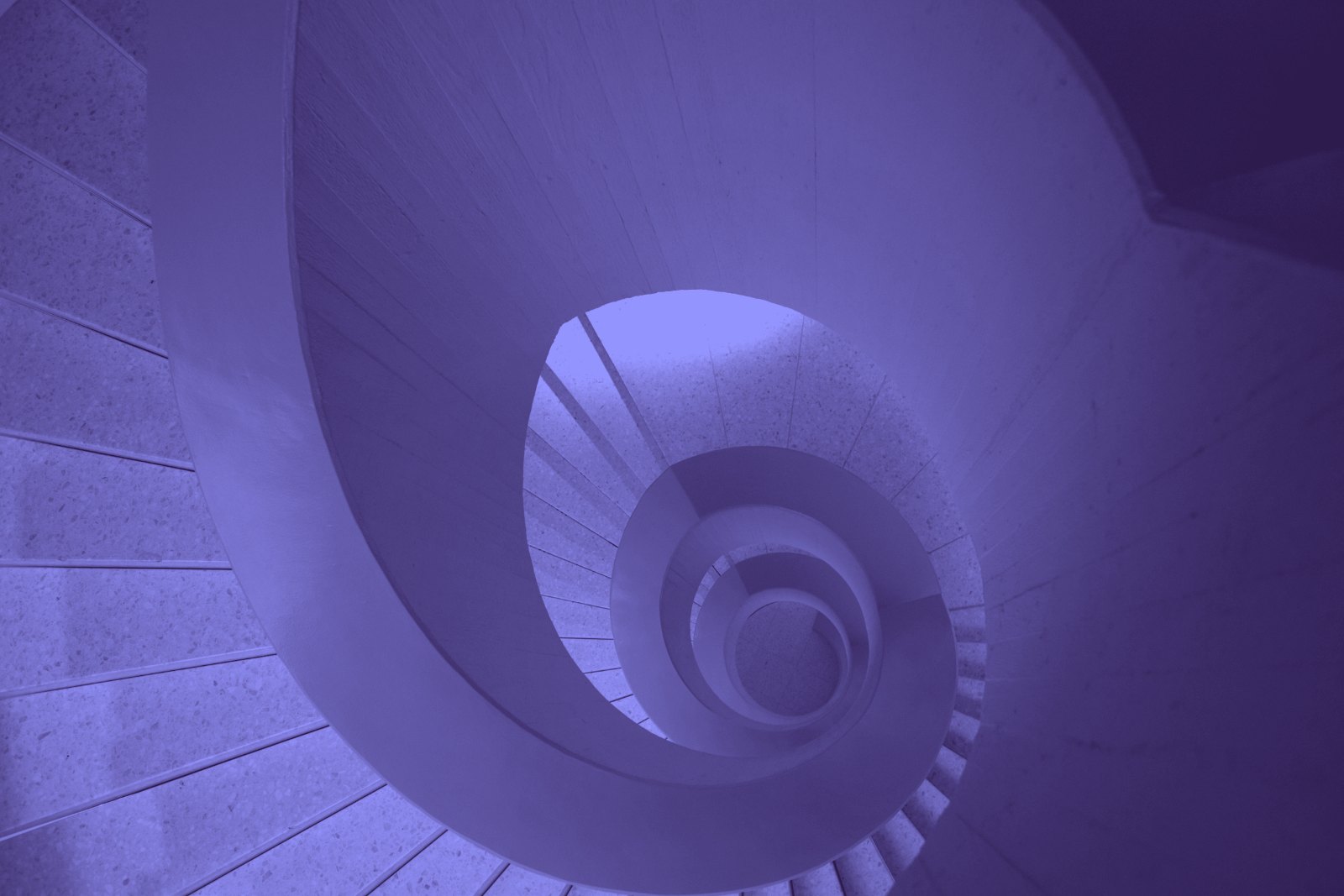 Escalier hélicoïdal en béton vu du dessus, traitement duotone périwinkle
