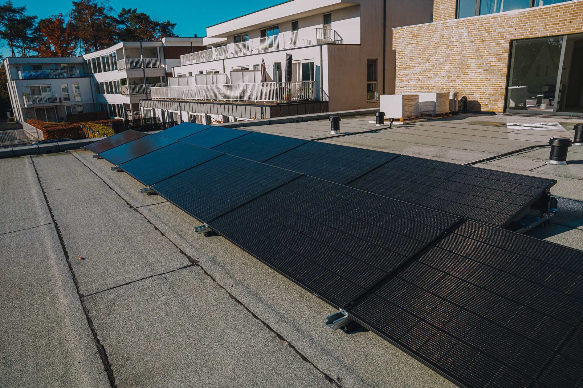 Warmtepomp en zonnepanelen combineren: zo haal je er echt meer rendement uit